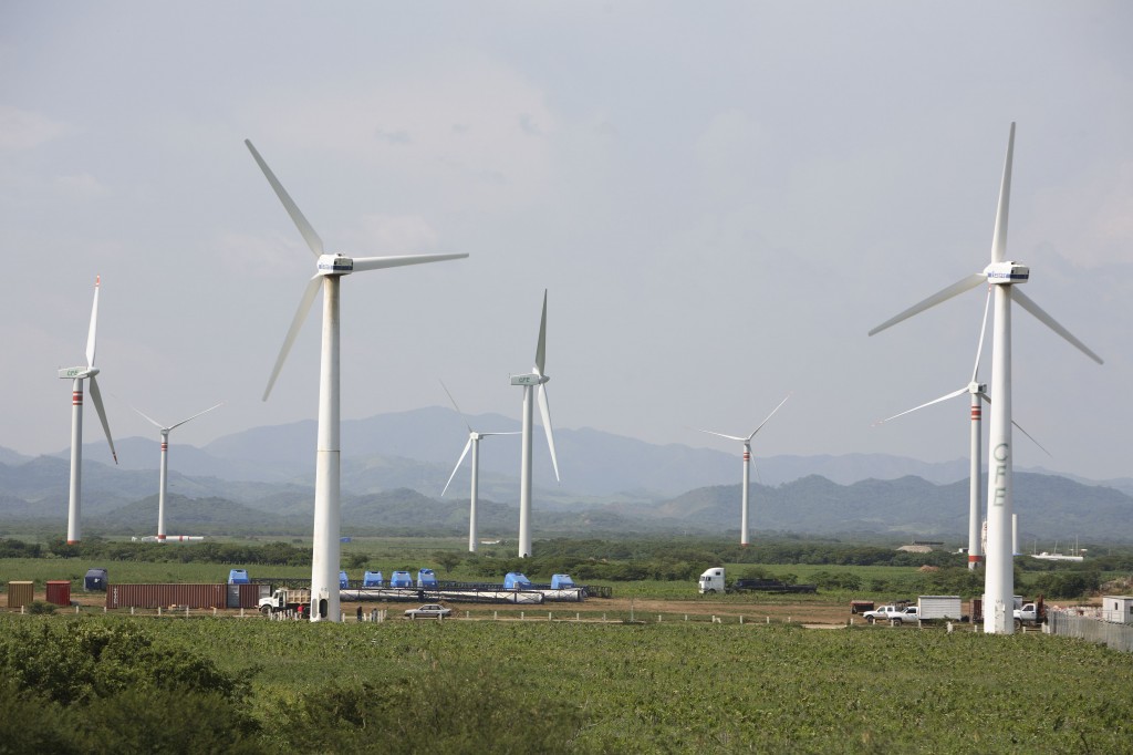 El pasado martes 10 de septiembre del presente año, se llevó a cabo la Entrega Final del “Estudio para el Establecimiento del Centro Mexicano de Innovación en Energía Eólica en el estado de Oaxaca” en la Sala de Juntas “Juana Catalina Romero” de la Ciudad Administrativa, con el objetivo de atender de mejor manera las necesidades de los habitantes cuyas poblaciones puedan recibir inversiones en energía eólica y al mismo tiempo sean un facilitador para el desarrollo del estado, sus habitantes y las empresas relacionadas con el enorme recurso eólico con que cuenta Oaxaca. Elaborado por IDOM Consultores S.A. de C.V. por un monto de un millón 980 mil 120 pesos, este estudio se realizó a propuesta del Gobierno del Estado de Oaxaca por medio de la Secretaría de Turismo y Desarrollo Económico, con recursos del Fondo Sectorial de Sustentabilidad Energética SENER- CONACYT. Por parte de la STyDE estuvieron presentes la Lic. Marisol Cruz García en representación del MM Guillermo Espinoza Aranda, subsecretario de Industria y Comercio; el Ing. Vicente Jesús Aranda Vásques, Director de Industria y Minería; el Lic. Sinaí Casillas Cano, Director de Energías Renovables; el Lic. Eduardo Ortega Meixueiro, Asesor del Secretario y la CP Martha Filio Taboada en representación del Lic. Mario Reyes Bautista, Director de la Unidad Administrativa. Como representantes de IDOM Consultores asistieron el Lic. Guillermo Bilbao, Director de Proyectos; Columba Ruiz, Gerente de Consultoría y Dr. Juan Ormazabal, Asesor en Energías Renovables. Cabe mencionar que como parte de dicho evento se realizó la presentación de los resultados del estudio y se hizo entrega en papel y digital de la documentación respectiva. La Secretaría de Turismo y Desarrollo Económico sigue trabajando para que con acciones como esta, Oaxaca siga avanzando y se consolide como en el estado líder en Energía Eólica en el país.