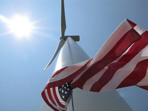 La energía eólica se enfrenta ahora el reto de avanzar sin los generosos subsidios federales que expiraron a finales de 2013 y ante el "boom" energético de la fractura hidráulica. La capacidad instalada de energía eólica ha crecido notablemente en la última década en Estados Unidos, y se espera que en 2014 alcance los 73.000 megavatios. En la actualidad, supone algo más del 4 % de la producción eléctrica en todo el país, y el Departamento de Energía espera que supere el 5 % en 2015. Solo en 2013, se iniciaron la construcción de proyectos eólicos que generarán 12.000 megavatios más, un récord para esta energía renovable, según datos de la America Wind Energy Association (AWEA, por sus siglas en inglés).