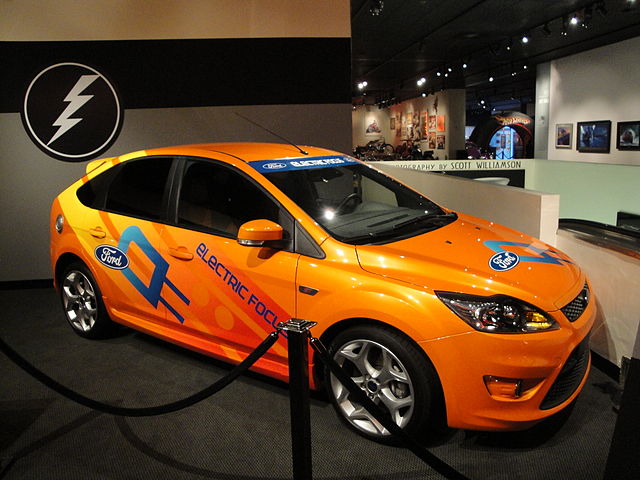 Canal de Panamá incorpora un coche eléctrico Ford Focus