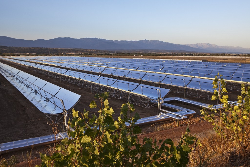 Ejecutivos de Acciona, Dow, SENER y TSK se reunieron esta semana en Madrid para celebrar una sólida relación entre las empresas y un compromiso con los mercados emergentes de la termosolar o energía solar termoeléctrica (Concentrated Solar Power – CSP, por sus siglas en inglés). “A medida que nuevas regiones adoptan e invierten en proyectos de CSP, están confiando en líderes tecnológicos con experiencia y capacidad para crear instalaciones de generación de energía a nivel mundial. Como proveedor líder de fluidos de transferencia de calor para CSP, estamos dispuestos a crecer con la industria de la energía solar”, expresó Juan Antonio Merino, Vicepresidente Comercial de Dow para Europa, Oriente Medio y África. “Dow posee la capacidad, la envergadura y una inmejorable posición a nivel mundial para seguir a sus socios en todos los proyectos independientemente de donde se ejecuten”, añadió Merino. Dow anunció que suministrará el fluido térmico DOWTHERM™ A a dos nuevas plantas de CSP en construcción, Noor 1 en Marruecos y Bokpoort en Sudáfrica. Un consorcio formado por las compañías españolas Acciona, SENER y TSK obtuvieron la adjudicación del contrato de Ingeniería y Construcción de las plantas propiedad de Acwa Power. Hoy en día, más de 35 plantas de CSP emplean el fluido térmico DOWTHERM™ A y suministran suficiente capacidad de generación eléctrica para cubrir las necesidades de más de 1 millón de hogares, con un ahorro cercano a los 4 millones de toneladas métricas de emisiones de CO2 por año. “La adjudicación de los fluidos de transferencia térmica de Dow a los proyectos Noor 1 y Bokpoort da testimonio de la trayectoria de Dow, SENER, TSK y Acciona y de su voluntad de trabajar juntos en la búsqueda de la eficiencia y la excelencia,” declaró Carlos López, Director General de ACCIONA Ingeniería. “Trabajar con proveedores como Dow, con capacidad para prestar un servicio a nivel mundial, es fundamental para los contratos llave en mano en plantas termosolares, donde SENER ha participado en más de 25 proyectos de este tipo, suministrando tecnología propia, como los colectores cilindro-parabólicos SENERtrough®,” afirmó Ernesto Álvarez, Director de Desarrollo de Negocio de Energía y Procesos de SENER. “La tecnología de SENER, Acciona y TSK, al igual que los fluidos térmicos de Dow, garantizarán la eficiencia requerida por estas dos plantas”. “En TSK siempre hemos dado la máxima prioridad a valores como el compromiso, la fiabilidad y la calidad en el momento de elegir a nuestros principales proveedores,” afirmó Oscar Rodríguez Acinas, Director de Compras de la División de Energía y Plantas Industriales de TSK. “Hemos mantenido una estrecha relación con Dow desde que comenzamos a trabajar en el mundo de la energía termosolar y consideramos a Dow un colaborador directo en nuestros proyectos de CSP.” “Con la tecnología avanzada que suministra el fluido de transferencia térmica de mayor pureza del mercado, la capacidad de producción, así como la cadena de suministro a medida y las capacidades logísticas, a escala mundial, Dow se convierte en el mejor socio para respaldar el éxito de los clientes de CSP y el crecimiento del sector a largo plazo”, reconoció Carolina Barrios, Directora de Marketing del negocio de Dow Heat Transfer Fluids. Noor 1 es el primer proyecto de CSP de este tipo en Marruecos y, a su vez, la planta inicial de las 6 que contemplan los planes de energía solar de Marruecos definidos por la Agencia Marroquí para la Energía Solar (Masen). La planta de 160 megavatios tendrá 3 horas de almacenamiento. El complejo Noor 1 está configurado para convertirse en un parque de energía solar de 500 megavatios, que incorporará varias plantas de energía solar a escala comercial utilizando diversas tecnologías solares. Bokpoort tendrá una capacidad de generación neta de 50 megavatios con 9 horas de almacenamiento de energía térmica y forma parte de la segunda ronda del Programa Sudafricano de Contratación de Productores Independientes de Energía Renovable. Una vez completado, será la planta de CSP con la mayor duración de almacenamiento térmico del mundo. La construcción de Noor 1 y Bokpoort ya ha comenzado, y se prevé que ambas plantas entren en funcionamiento en el segundo semestre de 2015. Cómo funciona CSP CSP utiliza espejos parabólicos para reflejar y amplificar el calor solar sobre un circuito cerrado que contiene fluido de transferencia térmica DOWTHERM™A. Este fluido recoge la energía térmica y la transporta a una central generadora donde se usa para producir vapor, que mueve turbinas para generar electricidad. Las tecnologías de energía solar como CSP ofrecen numerosas ventajas en zonas que requieren nuevas fuentes de energía que sean fiables. La tecnología ayuda a diversificar la oferta de energía, ya que es capaz de producir energía durante los periodos de máxima demanda y reduce la dependencia de los combustibles fósiles. Cuando se usa para sustituir a una planta generadora que emplea combustibles fósiles, las instalaciones CSP contribuyen a mejorar la calidad del aire y pueden ayudar a los países a cumplir con los objetivos fijados para las emisiones de carbono producidas por las plantas existentes basadas en combustibles fósiles. A diferencia de las tecnologías de energía solar fotovoltaica y de energía eólica, las plantas CSP pueden funcionar conjuntamente con una tecnología de almacenamiento térmico económica capaz de suministrar energía a demanda, lo que convierte a CSP en una fuente muy flexible de energía renovable. http://www.helionoticias.es/noticia.php?id_not=1311 termosolar, Protermosolar, CSP, España, Sener, Dow, Acciona, TSK, Acciona, CSP, Dow, España, Protermosolar, Sener, termosolar, TSK