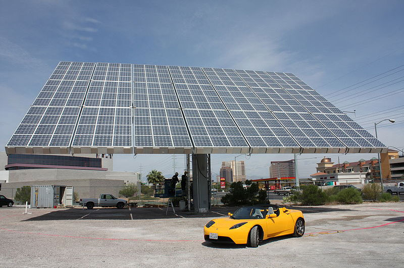 Tesla emplea energía solar fotovoltaica para su coche eléctrico