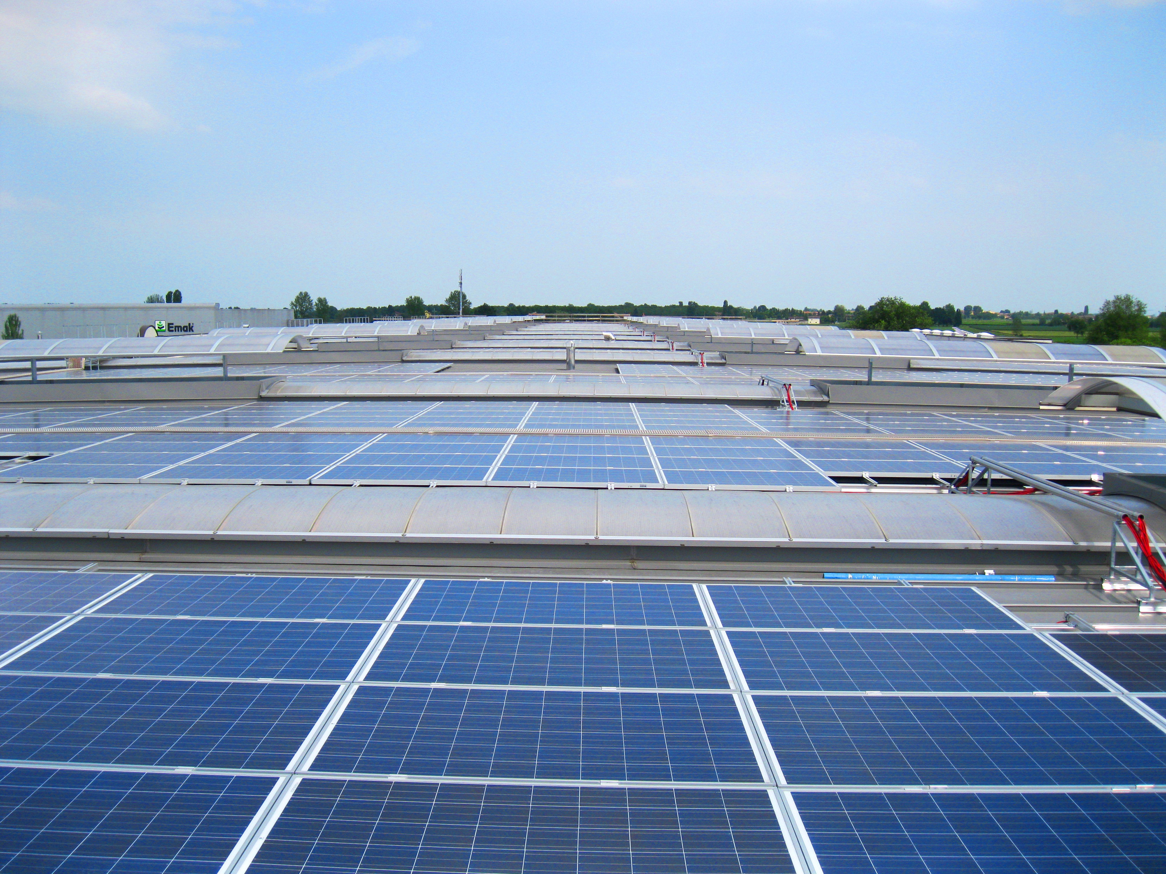 Energías renovables: Central de energía solar fotovoltaica de Conergy en la cubierta de la fábrica de queso Pago Los Vivales en Zamora