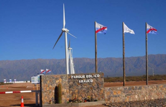 Instalan en un parque eólico de La Rioja la primera torre eólica construída en Argentina