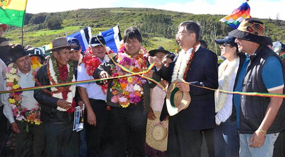 Eólica y energías renovables: Bolivia inaugura su primer parque eólico con aerogeneradores chinos.