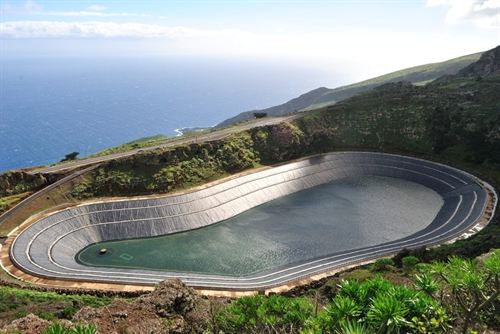 El Hierro se abastecerá solo con eólica y energías renovables