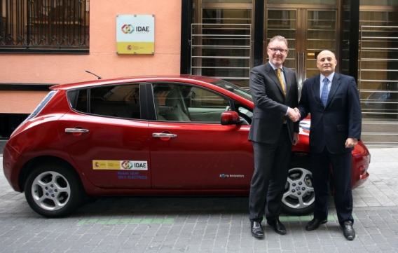 El IDAE prueba el coche eléctrico Nissan Leaf