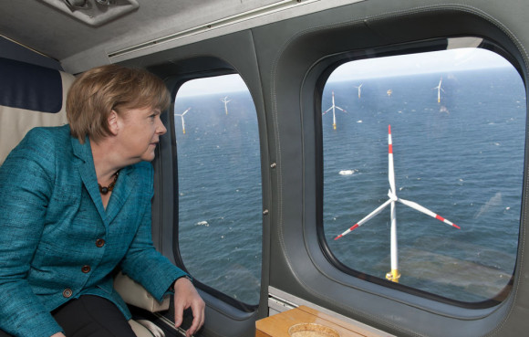 Merkel quiere más energías renovables en Alemania, Mariano Rajoy las machaca en España