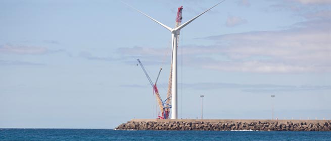 Gamesa instala el primer aerogenerador para la eólica marina en España