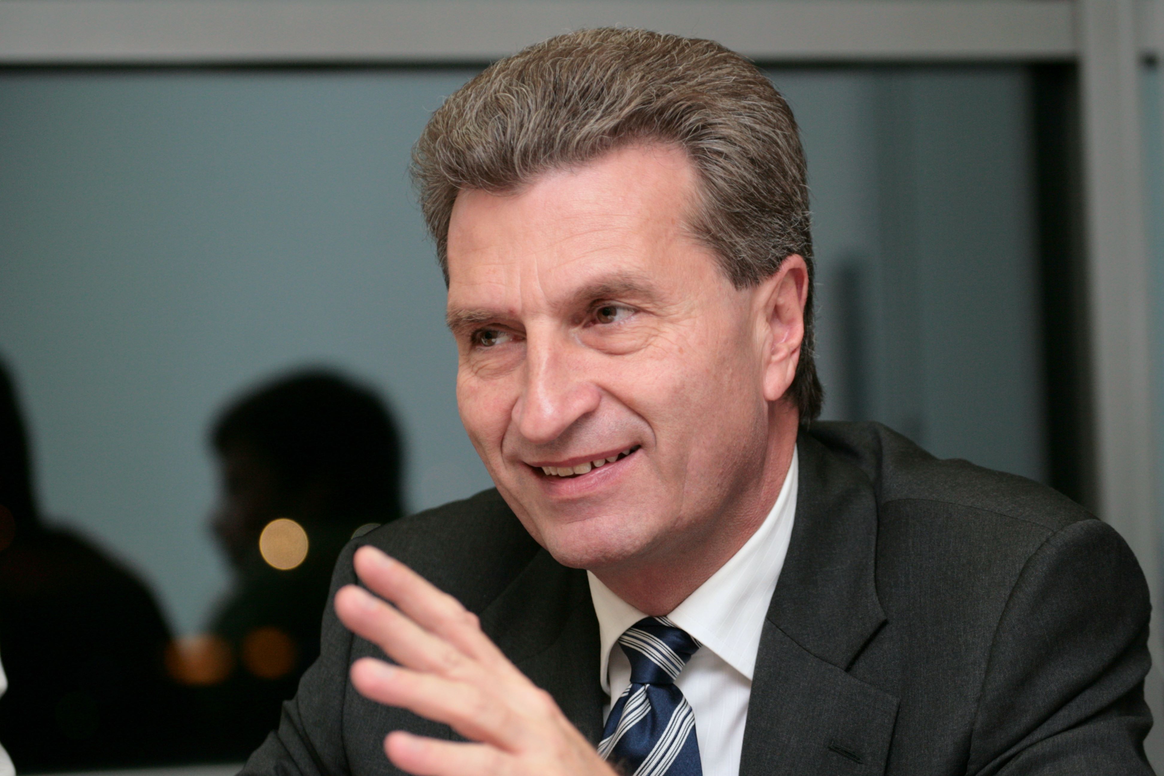 Oettinger muestra preocupación por el impacto de las medidas en la eólica y otras energías renovables