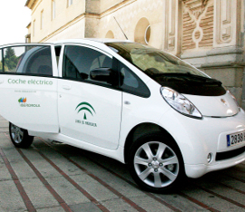 Andalucía contará con 1.600 electrolineras para vehículos eléctricos en 2014 La Consejería de Economía pone en marcha un Programa para impulsar el coche eléctrico en Andalucía. La Consejería de Economía, Innovación, Ciencia y Empleo, a través de la Agencia Andaluza de la Energía, ha puesto en marcha el Programa de Impulso al Vehículo Eléctrico, con el que pretende activar la demanda de las tecnologías ligadas a la movilidad eléctrica pura, híbrida, híbrida enchufable y eléctrica de autonomía extendida. En esta iniciativa colaboran empresas fabricantes y distribuidoras de vehículos eléctricos, proveedoras de infraestructura y gestoras de carga, TIC e ingenierías especializadas y asociaciones del mercado del vehículo eléctrico. Con ello se espera alcanzar un parque de vehículos enchufables a la red de 1.600 unidades y sus respectivos puntos de recarga a finales de 2014, lo que supondría una inversión aproximada de 32 millones de euros. El transporte es la actividad con el mayor consumo de energía en Andalucía. En el año 2011, este consumo alcanzó el 36,7% del total de la energía final consumida (último dato disponible), representando los derivados del petróleo (gasolinas y gasóleos) casi el 85% del total de los combustibles consumidos por este sector. Además, la circulación urbana y, en particular, los desplazamientos motorizados, son responsables del 40% de las emisiones de CO2 y del 70 % de las emisiones de otros contaminantes procedentes del transporte. Un vehículo eléctrico gasta entre 1,5 y 2 euros de energía eléctrica para recorrer 100 kilómetros, con lo que un coche de estas características que realice 20.000 kilómetros al año conseguirá ahorrar más de 1.540 litros de combustible anuales y evitar cerca de 4 toneladas de CO2. Vehículo eléctrico en Andalucía La Agencia Andaluza de la Energía ofrece, en el marco de la Orden de Subvenciones para el Desarrollo Energético Sostenible de Andalucía (‘Andalucía A+’), financiada con fondos FEDER, ayudas a fondo perdido a empresas, entidades y ciudadanos para el desarrollo de estos proyectos. Asimismo, también apoya el fomento de proyectos emblemáticos de movilidad eléctrica. Así, se han subvencionado con 250.000 euros 5 microbuses de tracción eléctrica para el transporte urbano de Sevilla y Málaga, lo que supone un ahorro anual de 27.500 litros de gasóleo por vehículo. La movilidad eléctrica es una buena opción para las flotas urbanas y metropolitanas donde el recorrido, conocido a priori, no supera la autonomía de la batería del vehículo y donde se dota de los puntos de recarga en su lugar de pernocta. Por otro lado, la Junta de Andalucía dispone de 13 vehículos eléctricos para cubrir el servicio de mensajería de las consejerías, que se conectan a un sistema de gestión donde se registran los datos de carga, consumo y calidad disponible del suministro minuto a minuto, información sobre posibles incidencias durante el proceso de recarga, etc. La reducción del consumo de combustible conseguido es de más de 20.000 litros anuales, lo que supone un ahorro económico para la Administración andaluza superior a 24.000 euros al año. El director general de la Agencia Andaluza de la Energía, Rafael Márquez, ha destacado que el uso del vehículo eléctrico “es en la actualidad una clara opción de transporte en el entorno urbano y periurbano, capaz de cubrir gran parte de las necesidades de movilidad de ciudadanos, empresas y entidades públicas”. Se trata, ha añadido, de una “alternativa que va a contribuir a la implantación del nuevo modelo energético más sostenible, que viene impulsando el Gobierno andaluz y que busca construir sistemas energéticos que fomenten el ahorro y la eficiencia en el uso de la energía, así como la sustitución paulatina de las fuentes de energía convencionales por otras de naturaleza renovable y la optimización del sistema eléctrico”. Vehículos eficientes La Junta de Andalucía trabaja desde hace años por la implantación de un modelo de transporte más sostenible y limpio con el medio ambiente. Por ello, desde el año 2009 hasta el 31 de mayo de 2013 ha subvencionado más de 3.647 vehículos eficientes, como la tecnología híbrida, con 8,7 millones de euros que han supuesto una inversión de 71,2 millones de euros. Con ellos se ha evitado la emisión a la atmósfera de 7.300 toneladas de CO2. La Agencia de la Energía prevé que, gracias a los vehículos incentivados, se produzca un ahorro energético global equivalente a más de 3,1 millones de litros de combustible. El vehículo híbrido tiene dos motores que se complementan entre sí: uno térmico, de gasolina, y otro eléctrico, que es el que se utiliza para arrancar el motor y circular por ciudad. Precisamente, la eficiencia de este tipo de tecnología se optimiza en recorridos urbanos, porque el motor de combustión del vehículo híbrido se detiene en los semáforos y aprovecha las frenadas y los descensos para recargar su batería. Cuando estamos en un atasco, acelerando y desacelerando, -momento en el que los vehículos convencionales consumen más carburante-, el híbrido utiliza su motor eléctrico. Los ciudadanos pueden adquirir un vehículo eficiente siguiendo un sencillo procedimiento. Tan sólo tienen que acudir a alguno de los concesionarios adheridos y será el propio comerciante mediante tramitación telemática, el que presente la solicitud en nombre del ciudadano, entidad o empresa al Programa de subvenciones para el desarrollo energético ‘Andalucía A+’ de la Agencia Andaluza de la Energía. El usuario recibirá el descuento equivalente directamente en su factura y no tendrá que realizar ninguna otra gestión con la Administración.