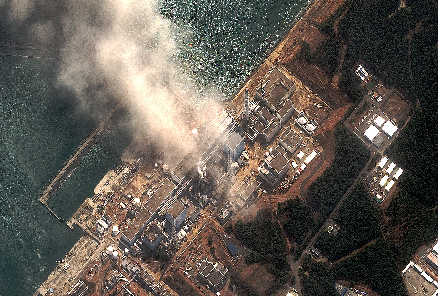 La operadora de la central nuclear de Fukushima admitió que unas 300 toneladas de agua radiactiva se han filtrado al exterior desde los tanques que usa para almacenar este líquido empleado para enfriar los reactores de la nuclear. En una rueda de prensa ofrecida horas después de que operarios de la central nuclear detectaran unos charcos junto a los mencionados tanques, Tokyo Electric Power (TEPCO) explicó que la cantidad de la fuga es bastante mayor que los 120 litros estimados inicialmente. También detalló que ha detectado materiales en el agua filtrada que emiten radiación beta, con una lectura extremadamente alta de 80 millones de becquereles por litro. En declaraciones recogidas por la agencia Kyodo, un portavoz de la eléctrica añadió que el agua probablemente se haya filtrado al suelo y que aún debe averiguar exactamente dónde está el origen de la fuga. No obstante, la Autoridad de Regulación Nuclear (NRA) ha pedido un estudio más exhaustivo ya que teme que el agua pueda haber fluido al mar, frente a la central, a través de algún sumidero. Esta fuga se suma al problema de la acumulación de agua contaminada en los sótanos de los edificios de los reactores, que aumenta en cerca de 400 toneladas diarias y supone el principal desafío de cara a desmantelar de manera segura la central, golpeada por el terremoto y tsunami del 11 marzo de 2011. Esa acumulación es la suma del líquido utilizado para refrigerar las unidades y del agua subterránea proveniente de las zonas colindantes, que penetra también en los edificios. El pasado 7 de agosto la NRA advirtió que unas 300 toneladas de esta agua radiactiva se vierten a diario al mar, al filtrarse desde los sótanos, por lo que TEPCO ha tomado medidas como las de construir un muro aislante bajo tierra o extraer el líquido mediante bombeo. Además, junto con el Gobierno, que ha decidido involucrarse para solucionar el problema, baraja otras soluciones como la de congelar el suelo alrededor de los reactores para bloquear el paso del agua.