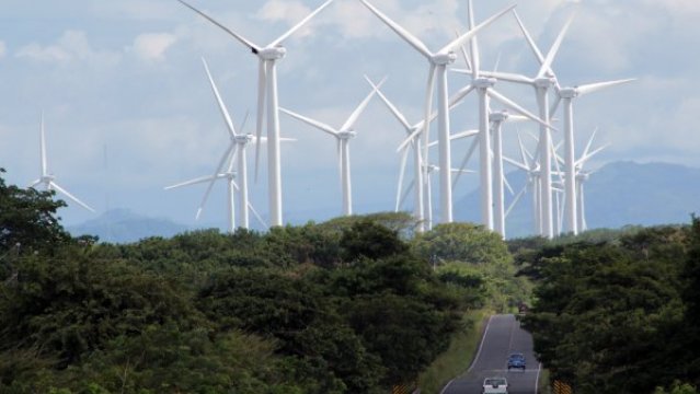 De los 22 aerogeneradores eólicos que tiene el parque eólico, 18 turbinas eólicas están ubicadas a orillas del Lago de Nicaragua, en una longitud de 3 kilómetros y las otras 4, al lado oeste de la Carretera Panamericana. Este proyecto de energía eólica sería el segundo más grande que se realiza en Nicaragua, después del proyecto eólico Amayo. En la primera semana de noviembre dará inicio el programa de energías renovables “Eoleo” que comenzará con 22 turbinas eólicas. El proyecto eólica en total representa una inversión 115 millones de dólares, de los cuales 90 millones de dólares son de bancos europeos, entre ellos Francia, Holanda y Alemania, y los otros 25 millones de dólares son puestos por socios de Nicaragua. Los bancos europeos financian el proyecto eólico con un plazo de 15 años, pero según los constructores del proyecto, el pago de la inversión se haría en menos de este tiempo establecido por los inversionistas. Este proyecto tendrá una capacidad para generar 44 megavatios de energías renovables para Nicaragua, el que está ubicado en el kilómetro 122,8 de la Carretera Panamericana de Rivas, al sur del país. La construcción del parque eólico duró 6 meses, y una vez que entre a operar quedará a manos de 30 operarios con recurso humano calificado. La visita al proyecto estuvo conformada por el embajador de Francia, la representante de negocios de la embajada de Holanda, y el representante de la Agencia Francesa de Cooperación para el Desarrollo.