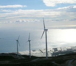 Andalucía ha multiplicado por cinco la potencia instalada en energía eólica en el último lustro y es la Comunidad Autónoma que más ha crecido en esta tecnología, que actualmente produce 6,6 millones de MWh (megavatios hora). Gracias a ella, se abastece a una población equivalente a 1,42 millones de viviendas. Según datos de la Consejería de Economía, Innovación, Ciencia y Empleo, a través de la Agencia Andaluza de la Energía, a principios de 2007, la región contaba con 605 MW en funcionamiento, correspondientes a 41 parques eólicos. A mayo de 2013, esta cifra asciende a 3.320,43 MW, lo que la sitúa como la cuarta Comunidad Autónoma con mayor potencia eólica total conectada a red, por detrás de Castilla y León (5.108 MW), Castilla la Mancha (3.715 MW) y Galicia (3.275 MW). El director general de la Agencia Andaluza de la Energía, Rafael Márquez, ha destacado “la apuesta decidida de la Junta de Andalucía por un modelo energético basado en el uso de recursos autóctonos, como la energía proveniente del viento, teniendo entre sus objetivos el aprovechamiento de las energías renovables para compensar la ausencia de combustibles fósiles en la región”. Los 3.320 MW eólicos se distribuyen en 148 parques que evitan la emisión a la atmósfera de 2,42 millones de toneladas de CO2, como si se retirasen de la circulación más de un millón y medio de vehículos. El fuerte crecimiento de esta tecnología renovable ha permitido que hoy la energía eólica suponga el 50% de la producción total de electricidad mediante fuentes renovables, siendo la fuente que mayor aporte realiza, seguida de la energía termosolar, responsable de un 18% de la producción. Parques eólicos en construcción Antes de que concluya 2013 se pondrán en marcha 3 parques eólicos, lo que supondrá incrementar la potencia renovable de la comunidad en casi 21,50 megavatios (MW), que aportaran energía suficiente para abastecer las necesidades eléctricas de 9.245 hogares. Con ellos, se evitará la emisión de más 15.695 toneladas de CO2 a la atmósfera, como si se retirasen cerca de 10.000 vehículos de la circulación. Los parques en fase de construcción, y cuya puesta en funcionamiento tendrá lugar en los próximos meses, se encuentran ubicados en la provincia de Granada: Parapanda, localizado en el municipio de Illora con una potencia de 17 MW; Cerros Pelaos, en el término municipal de Padul, con 3 MW; y San José, en el municipio de Húeneja, con 1,50 MW.