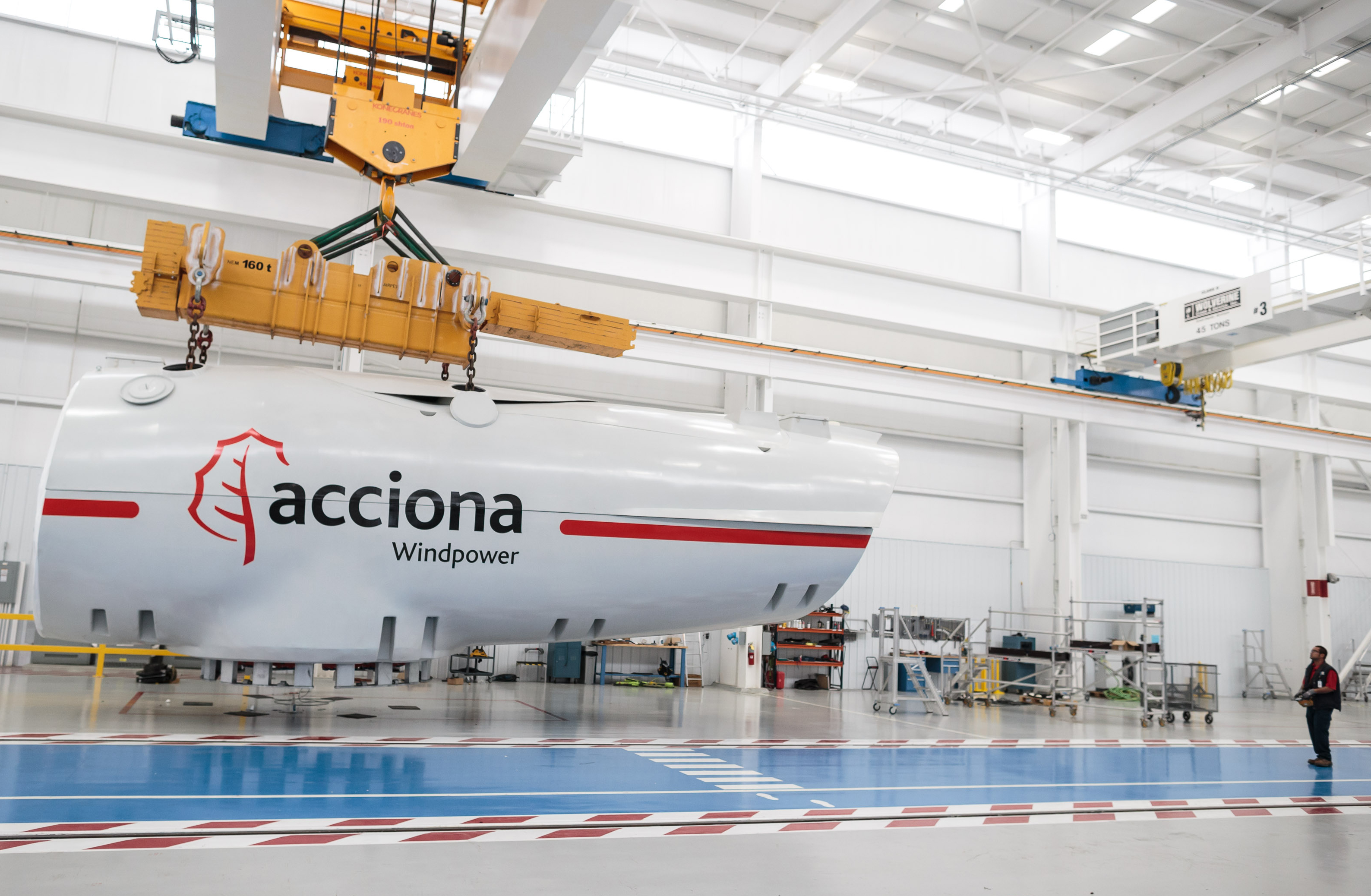 ACCIONA Windpower fabricará aerogeneradores en Brasil • Pondrá en marcha a finales de 2014 una planta de ensamblaje de turbinas eólicas de 3 MW en el estado de Bahía • Cubrirá con esta iniciativa y otras adoptadas con anterioridad los requerimientos de contenido local establecidos en Brasil para financiar la adquisición de aerogeneradores por parte de los promotores • La compañía refuerza de esta forma su apuesta industrial en el país, donde dispone ya de una planta de bujes eólicos 3 de septiembre de 2013 ACCIONA Windpower, filial del grupo ACCIONA dedicada al diseño, fabricación y venta de turbinas eólicas, instalará una planta de montaje de nacelles –el componente principal del aerogenerador- en el estado brasileño de Bahía, según ha comunicado la compañía en el marco de la feria eólica Brazil Windpower, que se inaugura hoy en Río de Janeiro. La planta, que estará operativa en el último trimestre de 2014, reforzará la apuesta industrial de la compañía por el mercado eólico del país latinoamericano, uno de los de mayor proyección a nivel global. La nueva instalación supone la segunda iniciativa industrial de la compañía en el estado de Bahía, donde el pasado mes de marzo inauguró la planta de bujes de Simões Filho. Contará con una capacidad de producción de 100 unidades del aerogenerador AW3000, su plataforma de mayor potencia y más avanzada tecnología y generará 60 empleos directos y 400 indirectos. Con esta iniciativa, y las ya adoptadas con anterioridad, ACCIONA Windpower cumplirá los requisitos de contenido local en la fabricación de aerogeneradores que el Banco Nacional de Desarrollo Económico y Social (BNDES) exige a los promotores eólicos para poder obtener financiación en condiciones especiales. La nueva planta de ACCIONA Windpower sitúa a Brasil como mercado relevante para el suministro de la AW3000, un aerogenerador de 3 MW de potencia, disponible en modelos con rotores de hasta 125 metros de diámetro de rotor, sobre torres de hasta 140 metros de altura, en acero u hormigón según los casos. La planta será la sexta en el mundo de ACCIONA Windpower, que además del centro de producción de bujes en Brasil, cuenta con tres plantas de ensamblaje de aerogeneradores (dos en España y uno en Estados Unidos) y uno de palas eólicas, también en España. La nueva instalación producirá aerogeneradores para proyectos en Brasil desde finales de 2014. ACCIONA Windpower suministra ya turbinas de 3 MW para un proyecto de 120 MW de la empresa CPFL en el estado de Rio Grande do Sul, y producirá a lo largo de 2014 un total de 210 MW adicionales para dos proyectos eólicos de Voltalia en Río Grande do Norte. Esta iniciativa permitirá a ACCIONA Windpower acceder a las numerosas oportunidades de negocio que presenta el mercado eólico brasileño para su aerogenerador AW3000, una turbina de calidad, competitiva y adaptada a las especificidades del potencial eólico del país. Otras divisiones de ACCIONA en el país Otras divisiones del grupo ACCIONA disponen asimismo de presencia en Brasil. ACCIONA Infraestructuras construye actualmente parte del tramo norte del Rodoanel Mario Covas, una de las principales vías de circunvalación de Sao Paulo, adjudicada por cerca de 700 millones de dólares. Otro proyecto destacado en este ámbito es la ampliación y explotación de la autovía BR-393/RJ, entre los estados de Minas Gerais y Río de Janeiro. Por su parte, ACCIONA Service está presente en Brasil con su filial de Forwarding, dedicada a soluciones logísticas y de transporte a medida, desde hace más de una década, y ACCIONA Agua presta servicios de operación y mantenimiento de la depuradora de Arrudas, en Minas Gerais. Información corporativa ACCIONA Windpower diseña y produce aerogeneradores de 1,5 y 3,0 megavatios de potencia. Cuenta con tres plantas de ensamblaje (dos en España y una en EE.UU.), y una planta de fabricación de palas eólicas, también en España. Desde 2004 ha fabricado aerogeneradores que totalizan más de 4.000 MW. Es filial de ACCIONA Energía, operador global en energías limpias con más de 20 años de experiencia en el sector y presencia significativa en cinco tecnologías renovables. Ambas compañías pertenecen al grupo ACCIONA, una de las principales corporaciones españolas, que opera en infraestructuras, energía, agua y servicios en más de 30 países. Su lema “Pioneros en desarrollo y sostenibilidad” refleja su compromiso en todas sus actividades de contribuir al crecimiento económico, al progreso social y a la protección del entorno, un compromiso reconocido por su inclusión en los índices de sostenibilidad Dow Jones (DJSI) y FTSE4Good. ACCIONA cotiza en el índice Ibex-35, cuenta con una plantilla de unos 32.000 profesionales y alcanzó unas ventas de 7.016 millones de euros en 2012. www.acciona.es