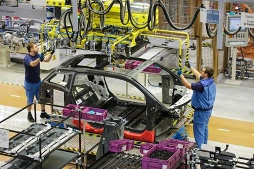 BMW ha iniciado la producción de su primer coche eléctrico, el BMW i3, en la factoría de Leipzig, que funciona gracias a la electricidad generada por energía eólica. BMW destacó que el i3 es el primer vehículo eléctrico del mundo producido en serie con fibra de carbono, material un 50% más ligero que el acero y con la misma resistencia. BMW i3 utiliza el sistema denominado LifeDrive, formado por dos elementos. El primer es el módulo Drive de aluminio, que incluye el motor, el chasis, el acumulador, los componentes estructurales y de protección contra impactos. El segundo elemento es el módulo Life, de polímero reforzado con fibra de carbono, que forma el habitáculo. Este sistema LifeDrive reduce a la mitad el tiempo necesario para la producción en comparación con los métodos tradicionales de fabricación, al tiempo que reduce entre 250 y 300 kilos el peso del coche en comparación con otro automóvil de su tamaño. La factoría de Leipzig ha reducido en un 50% el consumo energético y en un 30% el consumo de agua. Además, dispone de un sistema inteligente de ventilación con efecto de refrigeración que renueva el aire varias veces al día, por lo que no es necesario un sistema de aire acondicionado adicional.