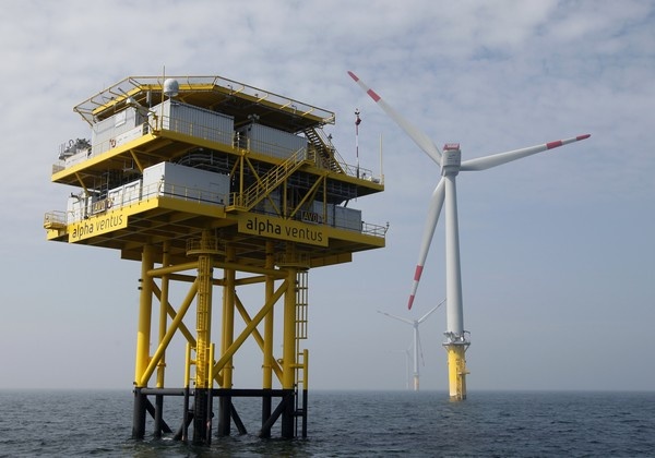 Eólica y energías renovables: Primer parque eólico marino de Iberdrola conecta aerogeneradores