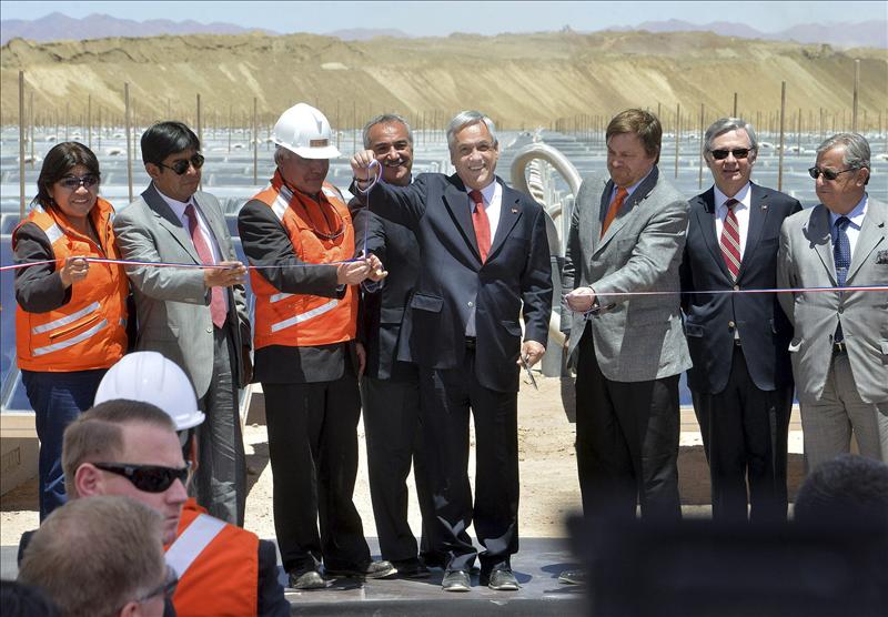 El presidente de Chile, Sebastián Piñera, inauguró hoy la nueva central termosolar 'Pampa Elvira', de la división "Gabriela Mistral", propiedad de la Corporación del Cobre (Codelco), y que representa la mayor planta en su tipo en Chile. La iniciativa permitirá aprovechar la radiación solar, transformándola en energía térmica destinada al reemplazo del combustible diesel para la generación de agua caliente en el proceso minero. El mandatario chileno destacó que esta nueva central permitirá "reemplazar un combustible que estaba bajo la tierra, que era contaminante y que además era caro, por un combustible que es abundante, limpio y que garantiza a Codelco un costo fijo para su energía, de forma tal de poder planificar su futuro sobre bases más sólidas". En esa línea, enfatizó que Codelco "requiere incorporar tecnología para hacer más compatible el desarrollo de la actividad minera con el cuidado del medioambiente y con la protección de las comunidades que se pueden ver afectadas por esta explotación minera". Piñera, que estuvo acompañado del ministro de Minería, Hernán de Solminihac, recordó que Codelco "ha comprometido un enorme plan de inversiones" que va a superar los 25.000 millones de dólares en un futuro cercano. "Sabemos que está subiendo el costo de la energía, que están bajando las leyes del mineral, que las plantas, los procesos, y la tecnología son cada vez más complejos, pero tenemos plena confianza en que los trabajadores de Codelco van a estar a la altura de esos desafíos para que esta siga siendo una empresa eficiente, que aporte recursos al Estado de Chile", enfatizó. Destacó que la división "Gabriela Mistral", "está teniendo técnicas mucho más eficientes y cuidadosas del medio ambiente y está innovando, porque esta va a ser una mina que va a competir en forma eficiente en el mercado del cobre, que en el mundo entero está desarrollándose". Al finalizar su intervención aseguró que la nueva planta "tiene la mejor tecnología del mundo" y, por lo tanto, pueden "perfectamente exportar los avances tecnológicos" que se están "generando aquí en Chile, con aporte, naturalmente, de empresas extranjeras, pero también con el aporte de la ingeniería chilena a otras partes del mundo", subrayó. En tanto, a través de un comunicado, Codelco precisó que el aporte de la planta se traduce en 54.000 megavatios/año calóricos promedio, desplazando sobre el 85 % del combustible fósil actualmente utilizado para el funcionamiento de las naves de electrowinning (electro-obtención). Con ello, "Gabriela Mistral" dejará de emitir al año 15.000 toneladas al año de dióxido de carbono (C02). De esta manera, "se aprovecha una energía limpia, abundante en la zona y se reafirma el compromiso de Codelco con el medio ambiente", explicó Óscar Jiménez Medina, gerente general de dicha división. El servicio de suministro de calor de esta planta termosolar, utilizará colectores planos, que son 99 reciclables, en una superficie colectora de 39.000 metros cuadrados y un acumulador de calor con capacidad de 4.000 metros cúbicos de agua caliente. Según Jiménez Medina se estima que se podrán ahorrar aproximadamente 7 millones de dólares por menor costo de la energía en los 10 años del contrato, que asciende a un valor de 60 millones de dólares y que podría prolongarse en el futuro dada la gran vida útil de los equipos. La construcción del proyecto, a cargo del consorcio entre la chilena Energía Llaima y la danesa Sunmark, tiene 2.620 paneles de 15 metros cuadrados cada uno, distribuidos en una superficie de 90.000 metros cuadrados, los que ya se encuentran instalados en su totalidad. El yacimiento, Gabriela Mistral, situado en el sector de Sierra Gorda, a unos 1.500 kilómetros de Santiago, que inició sus operaciones a mediados de mayo del 2008, demandó una inversión de 967 millones de dólares y tiene garantizada, a toda capacidad, una producción anual de 150.000 toneladas por un período de quince años. Las reservas de la mina ascienden a 618 millones de toneladas de mineral oxidado, con un ley media (contenido de cobre) del 0,41 % y su explotación se efectúa a rajo abierto, con camiones de 330 toneladas de capacidad, diseñados para operar con un conductor o a control remoto.