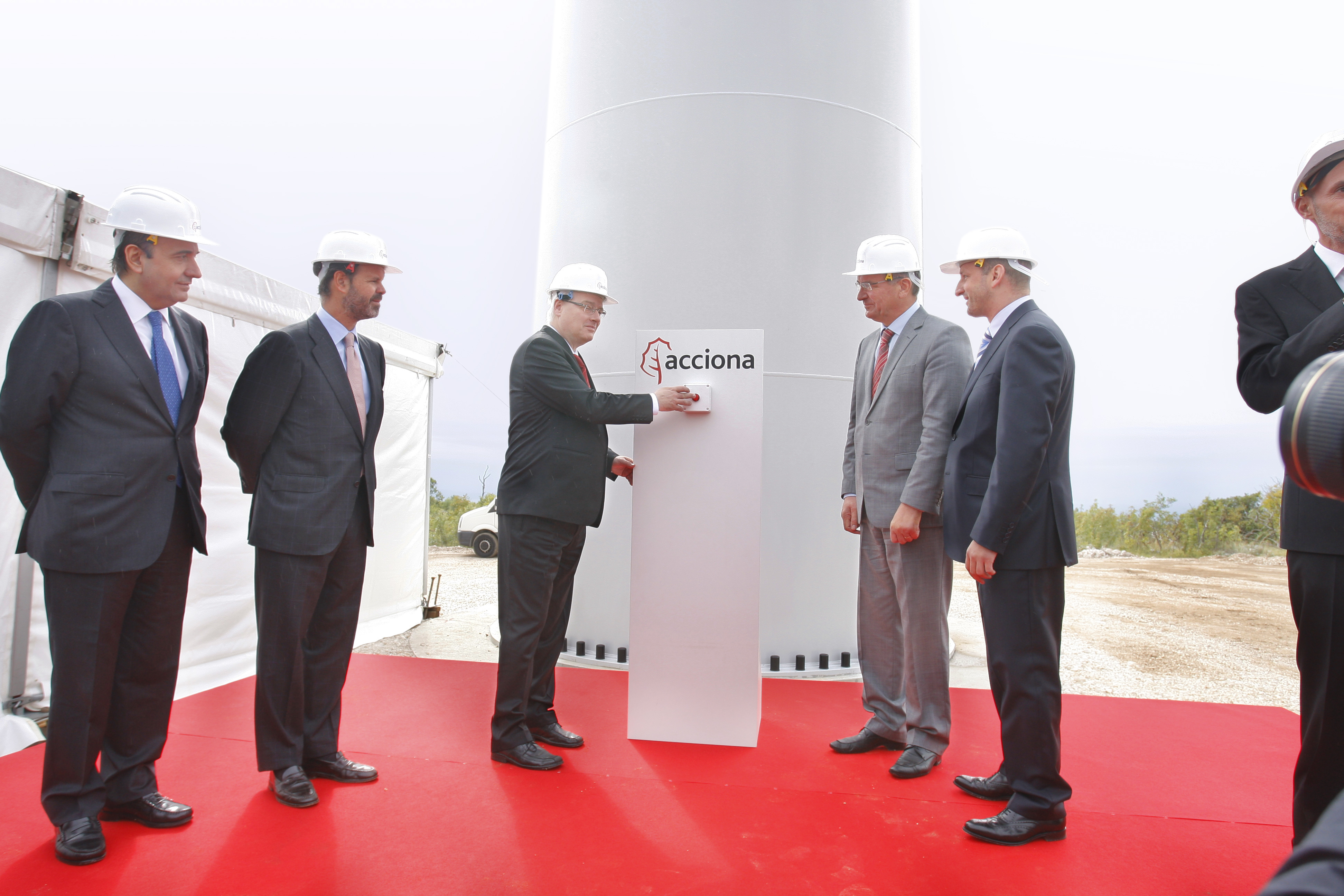 El parque eólico Jelinak, de 30 MW de potencia, ubicado en el condado de Split-Dalmacia, cuenta con 20 aerogeneradores de 1,5 MW de tecnología Acciona Windpower. Es la primera instalación eólica de una compañía española en Croacia. El Presidente de la República de Croacia, Ivo Josipovi?, inauguró ayer domingo el parque eólico de Jelinak, el primero instalado por ACCIONA Energía en el país, con 30 megavatios de potencia, capaces de cubrir el consumo eléctrico de más de 30.000 hogares croatas. La compañía es el primer promotor eólico español con una instalación operativa en el país. Al acto asistieron el vicepresidente de ACCIONA, Juan Ignacio Entrecanales, y el consejero delegado de ACCIONA Energía, Rafael Mateo. Situado en la región de Split-Dalmacia, el parque de Jelinak está integrado por 20 aerogeneradores de 1,5 MW de potencia y tecnología ACCIONA Windpower. Producirá anualmente unos 81 millones de kilovatios hora, y sustituirá cada año combustible fósil equivalente a unos 48.000 barriles de petróleo. Evitará asimismo la emisión a la atmósfera de 77.841 toneladas de CO2 en centrales térmicas de carbón, con un efecto depurativo para la atmósfera similar al de casi cuatro millones de árboles. Unas 500 personas han trabajado en Croacia en las actividades relacionadas con la implantación de este parque eólico, la mitad de ellas en el consorcio adjudicatario de las obras del parque y una cifra similar en la fabricación, en los astilleros de Split, de las 20 torres de acero de 80 metros de altura de que consta la instalación. Además del presidente croata, asistieron a la ceremonia el prefecto del condado de Split-Dalmacia, Zlatko Ževrnja, y el embajador de España en Croacia, Rodrigo Aguirre de Cárcer. La representación de ACCIONA Energía se completó con el director de desarrollo eólico de la compañía, Joaquín Castillo, y su director en Croacia, Mirko Tunji?. En su intervención, el Vicepresidente de ACCIONA, Juan Ignacio Entrecanales, destacó los beneficios medioambientales, energéticos y socioeconómicos de las energías renovables y animó a las autoridades croatas a reforzar su impulso para el desarrollo de las mismas en línea con los objetivos establecidos por la Unión Europea, a la que Croacia se ha incorporado el pasado mes de julio. Este parque eólico es el primero de los que ACCIONA Energía quiere poner en marcha en Croacia. En la actualidad la compañía tiene en tramitación en el país otras dos instalaciones eólicas que totalizan 78 MW de potencia. ACCIONA Energía es uno de los líderes mundiales en energía eólica, con instalaciones en propiedad en 14 países que totalizan 7.159 MW, de los que un 34% se ubican fuera de España, y dispone de 1.341 MW operativos en otras tecnologías renovables. Creciendo en eólica Croacia ofrece perspectivas adecuadas para el desarrollo eólico, dada su elevada dependencia energética y el significativo peso de los combustibles fósiles en su mix de generación. Su reciente incorporación a la Unión Europea puede favorecer esos desarrollos dados los objetivos marcados por las autoridades comunitarias en lo que se refiere a cobertura de la demanda a partir de energías renovables. Croacia importó en 2012 el 43,5% de la energía eléctrica consumida por el país. La generación propia se distribuyó casi a partes iguales entre la electricidad de origen térmico (47,5%) e hidroeléctrico (48,2%), con una pequeña aportación de energía eólica (3,3%) y de otras fuentes (1%). Pero los desarrollos eólicos materializados en los últimos meses, en los que se ha alcanzado los 225 MW instalados, y los actualmente en curso, incrementarán la contribución de la energía del viento a la cobertura de la demanda eléctrica del país. ACCIONA Energía es un operador global en energía limpia con más de 20 años de experiencia en el sector y presencia destacada en cinco tecnologías renovables para producción eléctrica. Ha instalado más de 10.000 MW para generación eléctrica limpia, de los que 8.500 MW, ubicados en catorce países, lo son en propiedad. La Compañía dispone de 232 parques eólicos propios (7.159 MW); 80 centrales hidroeléctricas (912 MW); 6 plantas termosolares (314 MW), una de las mayores plantas fotovoltaicas del mundo (46 MWp) y tres plantas de biomasa (57 MW). Produce aerogeneradores de tecnología propia; es desarrollador de proyectos propios y de terceros y está presente en toda la cadena de valor de la energía eólica. http://santamarta-florez.blogspot.com.es/2013/10/the-president-of-croatia-inaugurates.html http://santamarta-florez.blogspot.com.es/2013/10/croacia-parque-eolico-con.html