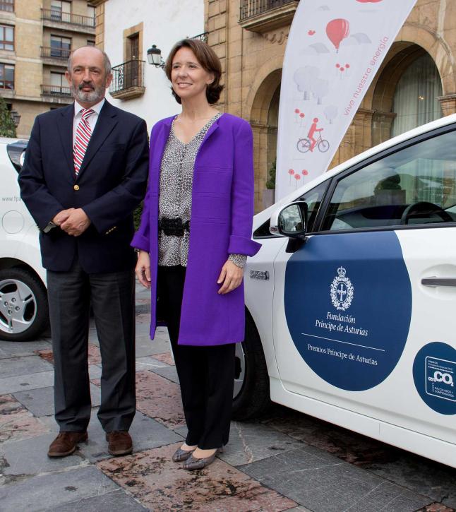 La directora de la Fundación Príncipe de Asturias, Teresa Sanjurjo, recibió ayer del director de la Fundación EdP, Nicanor Fernández -ambos en la imagen- tres vehículos eléctricos que cederá la Fundación EdP para contribuir a que la entrega de los premios de este año pueda ser, de nuevo, un evento certificado como "Emisiones Cero". EdP forma parte de la Fundación Príncipe de Asturias.