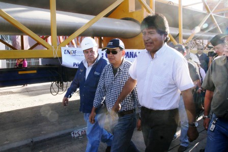 Cochabamba recibió con expectativa la llegada de los aerogeneradores para la primera planta eólica productora de energía eléctrica en Qollpana, a 120 kilómetros al sudeste de la ciudad de Cochabamba, en el municipio de Pocona. Se prevé que la planta piloto instalada por la corporación Hidrochina inicie operaciones en noviembre, con capacidad de generar 3 megavatios (MW) y luego ampliar hasta 15 MW. Podrá aportar electricidad al sistema interconectado nacional. El proyecto tiene una inversión de 7,6 millones de dólares y las comunidades locales serán las primeras beneficiarias. Los bujes de las dos hélices estarán ubicados a 65 metros con tres palas, cada una con 37,5 metros y una velocidad de arranque de 3 metros por segundo (m/s) y una velocidad de corte de 22 m/s. Los vientos en Qollpana, que alcanzan una velocidad de 9,5 a 11 metros por segundo, fueron la base para instalar la planta eólica. Los estudios de medición de vientos demoraron tres años. El Parque Eólico es el primer paso para el cambio tecnológico de la matriz energética. Actualmente en Bolivia un 40 por ciento es hidroeléctrica y 60 por ciento termoeléctrica. El aporte energético de Qollpana es ínfimo frente a la demanda de energía eléctrica del país que no sobrepasa los 1.200 MW. La electricidad generada por el viento contribuye a conservar el medio ambiente ya que no emite gases de efecto invernadero, esencialmente el CO2, con lo cual aporta a la mitigación del calentamiento global. También aportará a disminuir la subvención que realiza el Estado al Gas Natural para la termoelectricidad; lo que significa ahorro económico para el país. Por el momento, Bolivia está al final de la lista de países con energía limpia. En una puntuación de 0 a 5 para medir la inversión en energía limpia, Bolivia obtuvo un 0,84 entre 2006 y 2011. Esto significa que “el país avanzó muy poco o nada en inversión, políticas o despliegue de energía limpia”, excepto en las actividades de electrificación rural, según una medición hecha del Fondo Multilateral de Inversiones. Entre 26 países examinados, Bolivia quedó en el puesto número 19. La experiencia de Qollpana está en la mira de las autoridades de Gobierno y de la empresa privada. De los resultados del Parque Eólico depende que el proyecto se replique en La Paz, Santa Cruz y Oruro. Junto a los proyectos de electricidad se tiene que pensar en propuestas productivas para que las comunidades de la zona aprovechen mejor esa energía.