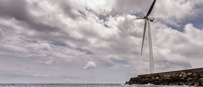 “Merece la pena invertir en estas tecnologías, no matemos la industria eólica”, aseveró Martín durante la presentación del primer aerogenerador ‘offshore’ de España, instalado en Gran Canaria. El presidente ejecutivo de Gamesa, Ignacio Martín, ha asegurado que entiende y acepta una moratoria en las ayudas al desarrollo de la energía eólica en España como consecuencia de la crisis económica, pero ha pedido que no se deje morir el desarrollo eólico ni la potencia instalada en España. “Si existe una moratoria para la subvenciones por las condiciones económicas, lo entendemos y lo tenemos que aceptar, pero no podemos dejar que los desarrollos pudieran desaparecer. Necesitamos que las instalaciones no se conviertan en obsoletas y mueran poco a poco. Necesitamos que esa base instalada siga siendo una realidad en un futuro próximo”, sostuvo. Gamesa, líder tecnológico global en la industria eólica, ha inaugurado hoy el primer aerogenerador marino desarrollado por la compañía y el primero instalado en España, en el puerto de Arinaga (Gran Canaria). Al acto de inauguración han acudido el Presidente del Gobierno de Canarias, Paulino Rivero; el Ministro de Industria, Energía y Turismo, José Manuel Soria, y el Presidente de Gamesa, Ignacio Martín. Esta primera turbina del modelo de 5 MW Offshore de Gamesa representa un hito en la estrategia de producto de la compañía, con la entrada en la industria de la energía eólica marina, en la que se convertirá en un referente por su coste optimizado de energía. Gamesa demuestra así su afán por competir al máximo nivel en la industria de la energía eólica, demostrando que es una fuente de energía competitiva, que contribuye de manera significativa a contener el precio de la energía y capaz de competir de forma directa, con la nuclear, el carbón y estar próxima a la hidráulica ya a las centrales gasistas de ciclo combinado, en coste normalizado. El aerogenerador G128-5.0 MW, el primer prototipo de la plataforma 5.0 MW Offshore, cuenta con un rotor de 128 metros de diámetro y una altura total de 154 metros. Desde su puesta en marcha, el pasado mes de julio, ha producido energía a plena potencia y ha vertido a la red más de 1GWh, generando la energía equivalente necesaria para abastecer a 7.500 hogares canarios al año. La puesta en marcha es un paso previo para la obtención de la certificación de la turbina en el primer trimestre de 2014. La producción en serie está prevista a lo largo de 2014. Los componentes de la turbina se han producido 100% en España, aunque en el proceso de diseño y desarrollo, han participado equipos de todo el mundo: Las palas, fabricadas en el centro productivo de Aoiz (Navarra), con 62,5 metros y 15 toneladas de peso cada una, son las más largas producidas y trasladadas en España y unas de las más grandes de Europa. La nacelle, producida en Tauste (Zaragoza), tiene más de 12,5 metros de largo, 4 metros tanto de alto como de ancho y 72 toneladas de peso. Por su parte, la torre, con casi 90 metros de altura, ha sido fabricada por Windar (joint venture entre Gamesa y Daniel Alonso). Los componentes eléctricos se han fabricado en Lerma (tren de potencia), Benissano (armarios eléctricos), Coslada (convertidores) y Reinosa (generador). El aerogenerador G128-5.0 MW Offshore incorpora la tecnología probada y validada por la compañía en su plataforma de 4,5 MW y el conocimiento y experiencia adquiridos durante su explotación. Esta turbina cuenta con un diseño modular y redundante, lo que garantiza la fiabilidad y maximiza la energía producida, permitiendo optimizar el coste de la energía. En el desarrollo y validación de las tecnologías patentadas incorporadas al aerogenerador se han invertido más de 1,3 millones de horas de ingeniería, en más de cien laboratorios acreditados y centros de pruebas de Estados Unidos, Asia y Europa, se han realizado más de 618 test en múltiples componentes de la turbina y casi un centenar de test funcionales en campo. Gamesa también trabaja en el desarrollo de una nueva generación de turbinas para cubrir las necesidades futuras del mercado offshore, con previsiones de desarrollo de plataformas de 7/8 MW, para lo que está abierta a alianzas con industriales y socios inversores para compartir necesidades de financiación en este segmento. Diecinueve años de experiencia y la instalación de 27.600 MW en 40 países consolidan a Gamesa como uno de los líderes tecnológicos globales en la industria eólica. Su respuesta integral incluye el diseño, fabricación, instalación y la gestión de servicios de operación y mantenimiento (19.400 MW). Gamesa también es referente mundial en el mercado de la promoción, construcción y venta de parques eólicos, con más de 6.000 MW instalados y una cartera de 19.000 MW en diferentes fases de desarrollo en Europa, América y Asia.