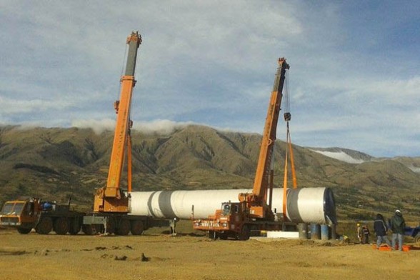 Equipos de la constructora que se adjudicó la obra manipulan la primera sección de las torres que serán instaladas en el Parque Eólico de Qollpana.