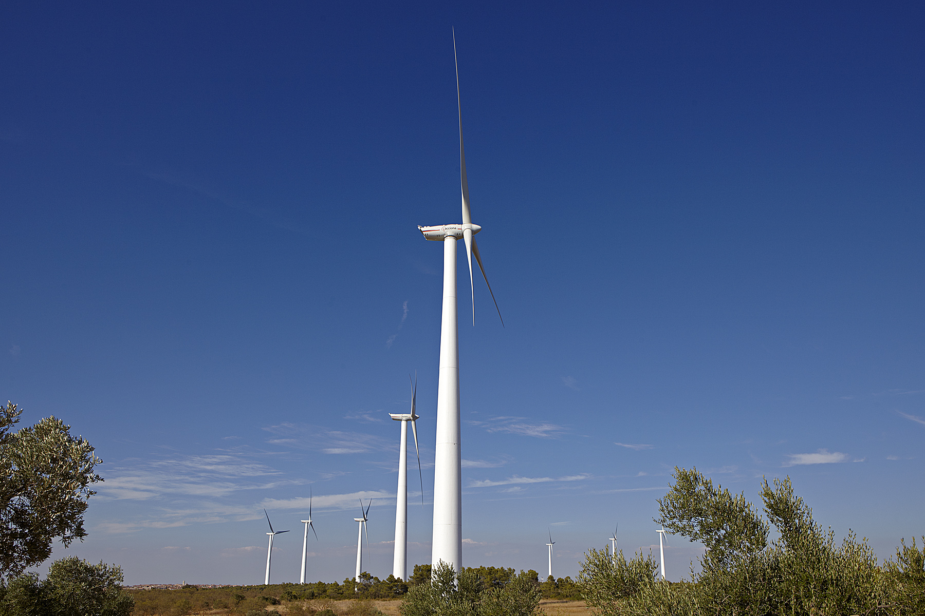 Barcina pide a Soria que mantenga las primas a las energías renovables: eólica, energía solar fotovoltaica y termosolar