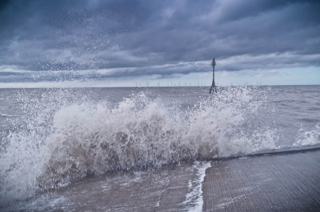 https://www.evwind.com/wp-content/uploads/2014/02/Offshore-Wind-Turbines-Can-Slow-Down-Hurricanes.jpg