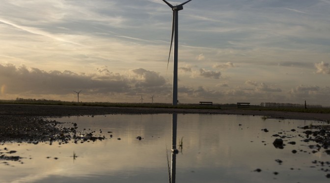 Eólica y energías renovables: Alstom suministra 36 aerogeneradores a un parque eólico en Brasil. Las turbinas eólicas estarán dotadas de una tecnología puntera. Sus torres, de 119 metros, permitirán “explotar de forma óptima los recursos eólicos, sea cual sea el viento”, precisó Yves Rannou, vicepresidente encargado de las actividades eólicas en Alstom. El parque eólico de Trairi 2 (Ceará, noreste) tendrá una capacidad de 97,2 megavatios, y debe entrar en servicio a mediados de 2016. http://www.evwind.es/wp-content/uploads/2014/07/Alstom-wind-turbines-ECO-672x372.jpg Alstom suministrará turbinas eólicas ECO 122 de una potencia de 2,7 MW cada una, y estará además encargado de la explotación y las tareas de mantenimiento del parque eólico durante diez años. http://www.evwind.es/2014/07/07/alstom-wind-power-to-supply-36-units-of-eco-122-wind-turbines-for-trairi-ii-wind-farm-in-brazil/46305 http://santamarta-florez.blogspot.com.es/2014/07/alstom-wind-power-to-supply-36-units-of.html