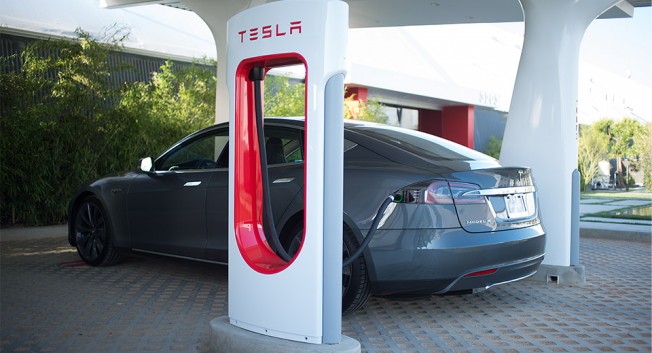 Tesla instala su primera electrolinera de coches eléctricos de España