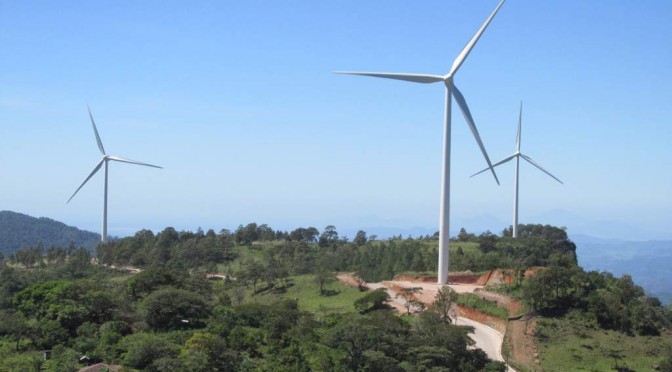 Todos los países de la región ya operan o desarrollan proyectos de energía eólica. La región también busca expandirse con otras tecnologías de energías renovables como la energía solar fotovoltaica. Los proyectos eólicos de Cerro de Hula y San Marcos de Colón pusieron a Honduras en el mapa de la energía limpia en Centroamérica, pero no es el único. En la vecina Nicaragua, existen cinco parques que producen energía en base a esta fuente limpia y renovable, una tendencia que comenzó desde el año 2007. Los primeros aerogeneradores de Nicaragua se instalaron en la localidad de Rivas y la totalidad del parque eólico nicaragüense alcanza los 202 megavatios. Y hay planes de ampliarlo. El representante de la empresa Globeleq Mesoamérica Energy, Sean Porter, durante una visita al país en 2013, anunció la posibilidad de ampliar en 16 megavatios adicionales la capacidad de generación del parque que operan. Además, adelantó que preparan otro proyecto eólico denominado Sierras de Ciudad Sandino, con un potencial de 40 megavatios adicionales. En Costa Rica inauguraron recientemente un parque eólico que tuvo un costo de 100 millones de dólares en Tilarán, Guanacaste, con una capacidad de 49,5 megavatios. Guatemala también desarrollan tres parques eólicos en busca de desarrollar el gran potencial para este sector, pues este país es el principal exportador de energía eléctrica en Centroamérica. Ahora Panamá anuncia que ha obtenido el financiamiento para invertir $300 millones en el parque Penonomé, el primero de su tipo en Panamá y anunciado como el más grande del istmo centroamericano con 22 turbinas de viento instaladas y una capacidad de generación total de 55 megavatios, de acuerdo con datos oficiales, capacidad que podría verse ampliada a cerca de 215 megavatios una vez que haya sido completamente terminado. Desde que se dieron los primeros pasos en el 2006, se han invertido un aproximado de $815 millones en el desarrollo de los proyectos de este tipo de energía. Centroamérica es una región del continente con buenas condiciones para el desarrollo de esta fuente renovable, por lo que es previsible que su desarrollo continuará ganado terrenos en los próximos años.