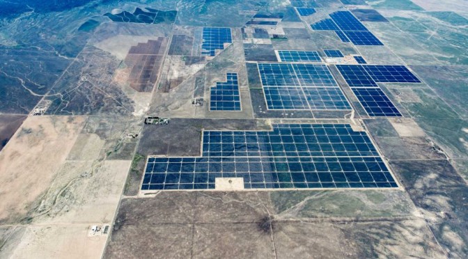 Inauguran la mayor central de energía solar fotovoltaica con 500 megavatios