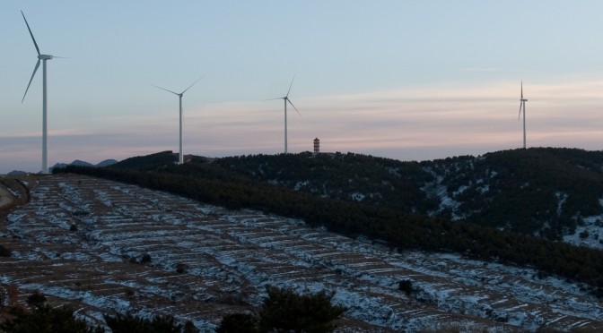 Gamesa instalará 25 aerogeneradores G97-2.0 MW para HCIG y 21 turbinas eólicas del mismo modelo para UPC. Gamesa, líder tecnológico global en la industria eólica, ha firmado dos nuevos contratos en China para el suministro de 50 MW al grupo Hebei Construction & Investment Group (HCIG) y 42 MW al promotor eólico chino UPC. Según el alcance del acuerdo con HCIG, Gamesa instalará y pondrá en marcha 25 turbinas del modelo G97-2.0 MW, en el proyecto eólico de Nandianziliang, ubicado en la provincia de Shanxi, al norte de China. La entrega de los aerogeneradores está prevista para mayo de 2015 y la puesta en marcha del parque se realizará a lo largo del tercer trimestre de este año. Desde 2008, Gamesa ha suministrado 180 MW a este cliente, uno de los diez operadores más importantes del país asiático. GAMESA CHINA 92 MW Por su parte, el contrato con UPC incluye el suministro e instalación de 21 turbinas G97-2.0 MW en el parque eólico Huangyan, en la provincia de Zhejiang, al este del país. El suministro de las máquinas se realizará en abril de este año y el parque entrará en operación a partir de junio. Se trata del primer acuerdo que Gamesa cierra con el promotor chino UPC. Eólica y energías renovables: Gamesa vende dos parques eólicos con 18 aerogeneradores en Alemania. Gamesa eólica suministrará 69 aerogeneradores para un parque eólico de Renovalia en México.Eólica y energías renovables: Gamesa vende dos parques eólicos con 18 aerogeneradores en Alemania. Gamesa eólica suministrará 69 aerogeneradores para un parque eólico de Renovalia en México. Estos dos nuevos contratos, firmados durante el último trimestre del año pasado, refuerzan la estrategia comercial de Gamesa en China, donde la compañía acumuló en 2014 acuerdos para el suministro de 450 MW. Veintiún años de experiencia y la instalación de más de 30.000 MW en 46 países consolidan a Gamesa como uno de los líderes tecnológicos globales en la industria eólica. Su respuesta integral incluye el diseño, fabricación, instalación y la gestión de servicios de operación y mantenimiento (más de 20.000 MW). Gamesa también es referente mundial en el mercado de la promoción, construcción y venta de parques eólicos, con 6.400 MW instalados y una cartera de 16.300 MW en diferentes fases de desarrollo en Europa, América y Asia. http://www.evwind.com/2015/01/08/gamesa-firma-dos-nuevos-contratos-de-eolica-por-92-mw-en-china-para-upc/ http://www.evwind.es/2015/01/08/gamesa-wind-turbines-for-wind-power-in-china/49800