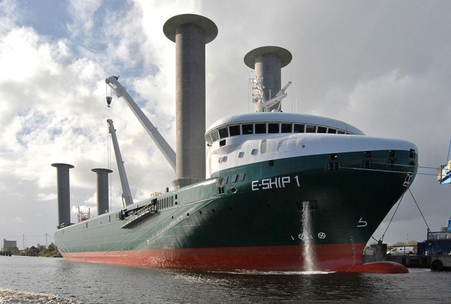 Barco de Enercon impulsado por eólica transporta aerogeneradores para un parque eólico en Uruguay.