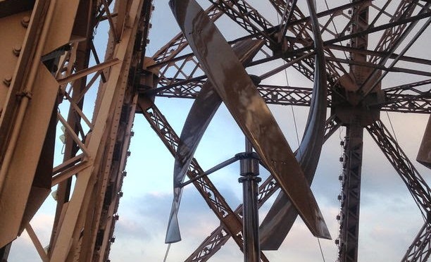 Torre Eiffel instala energía solar y eólica con dos aerogeneradores.