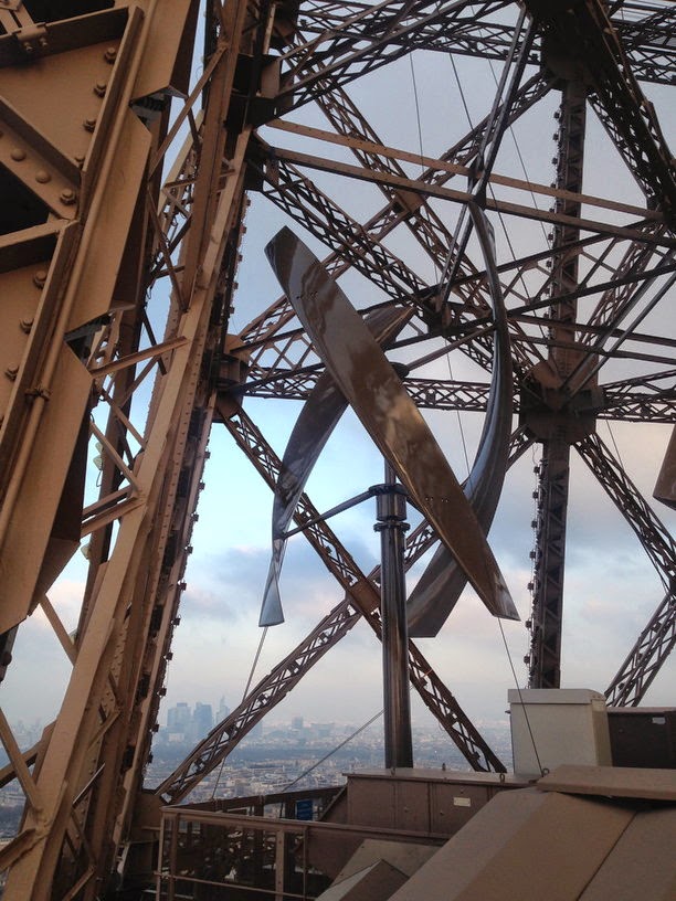 Torre Eiffel instala energía solar y eólica con dos aerogeneradores.