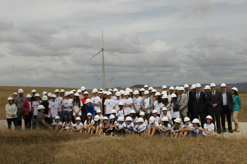 Autoridades y representantes de la la Asociación Empresarial Eólica (AEE) visitaron estas instalaciones en una jornada en la que se entregó a este municipio navarro el Premio a la Integración Rural de la Eólica.