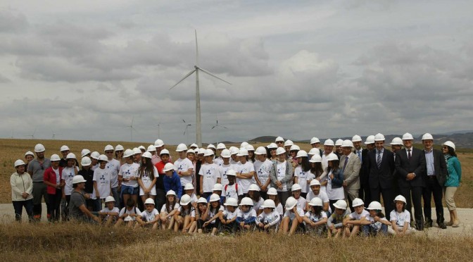 Autoridades y representantes de la la Asociación Empresarial Eólica (AEE) visitaron estas instalaciones en una jornada en la que se entregó a este municipio navarro el Premio a la Integración Rural de la Eólica.