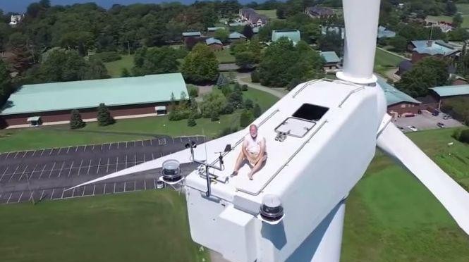 Dron descubre a hombre que tomaba el sol sobre turbina eólica