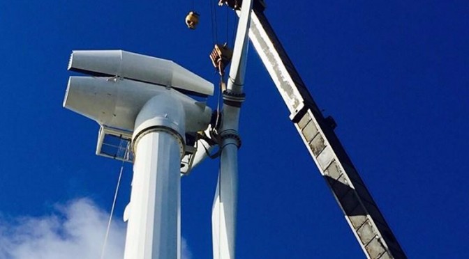 Instalan en Roatán primera torre para generar energía eólica