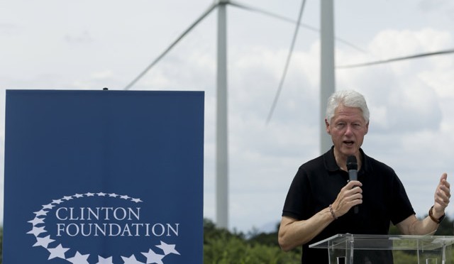 Expresidente Clinton inaugura parque eólico en Panamá