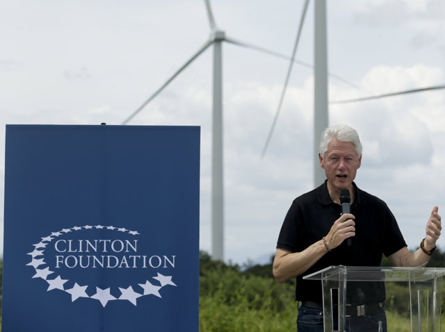 Expresidente Clinton inaugura parque eólico en Panamá