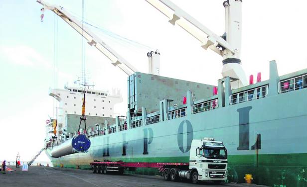 Uruguay-eólica-aerogeneradores-barco