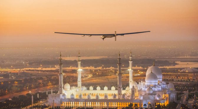 Aterriza en Egipto avión Solar Impulse II