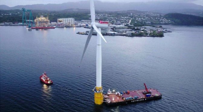 Cómo es la primera central eólica que flota en el mar