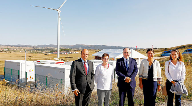Ayerdi inaugura una planta de almacenamiento de energía eólica con baterías de Acciona