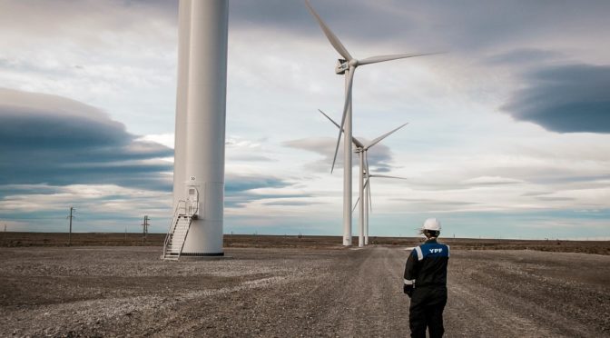 Montan la primera turbina eólica en Río Grande