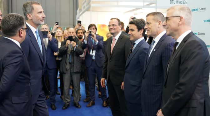 Su Majestad el Rey Felipe VI visita el stand de Siemens Gamesa en la fería eólica WindEurope