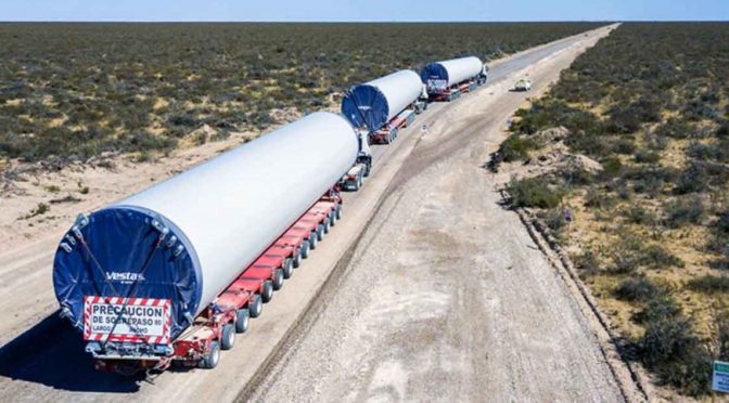 Eólica en  Tornquist: Trasladan desde Bahía Blanca aerogeneradores para parques eólicos