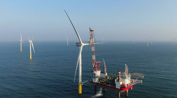 Turbina eólica final instalada en el primer parque eólico marino de Taiwán